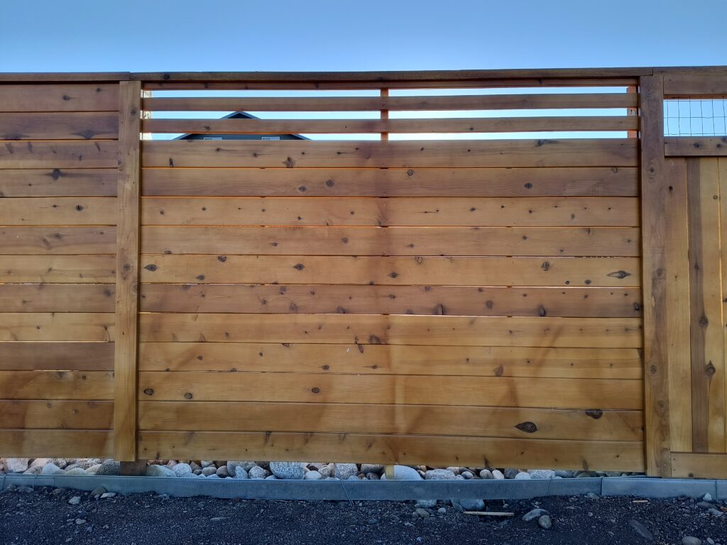 Horizontal fencing with slats at the top