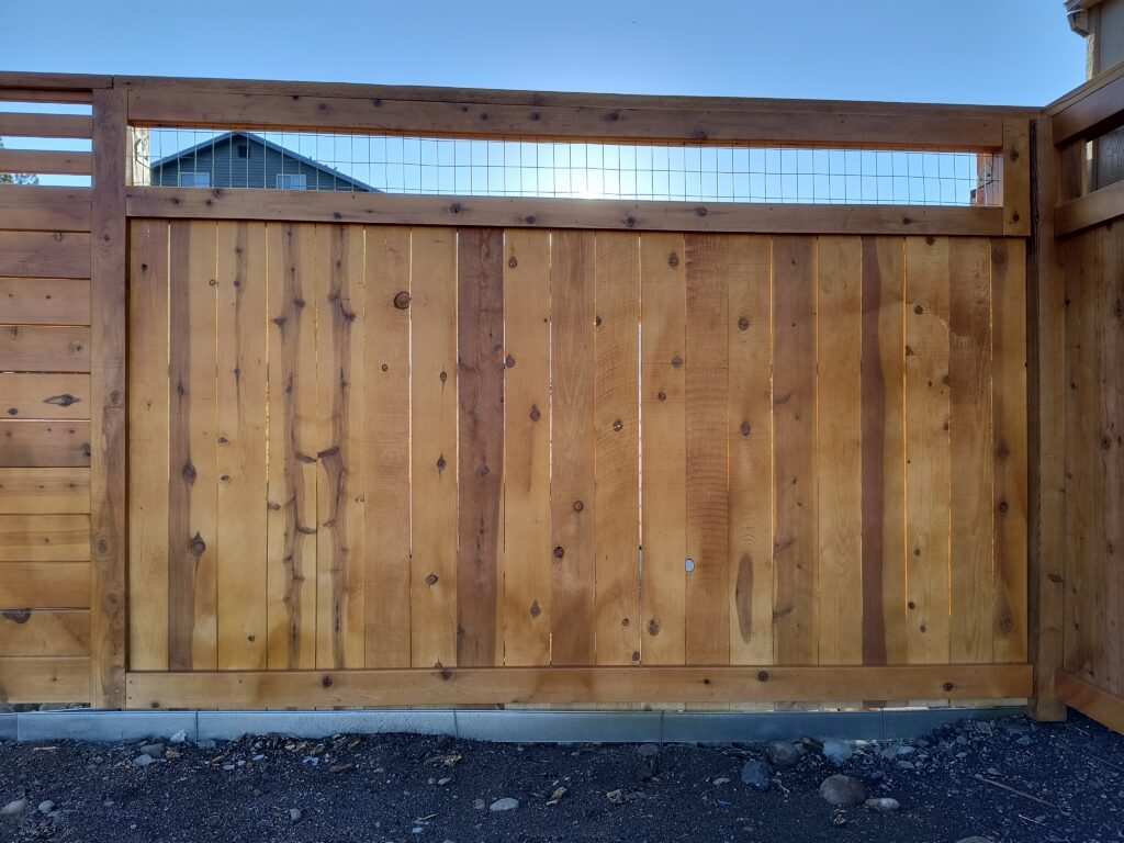 Vertical fencing with wire mesh