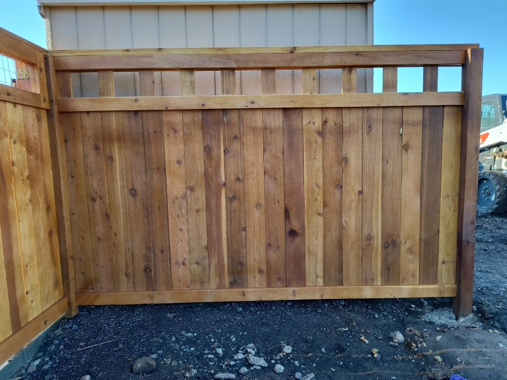 Vertical fencing with slats at the top